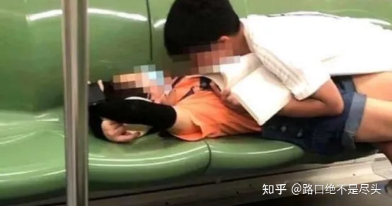 溫州星巴克上演精彩一幕，不雅行為被“現場直播”：別把不要臉，當成性解放！(圖13)