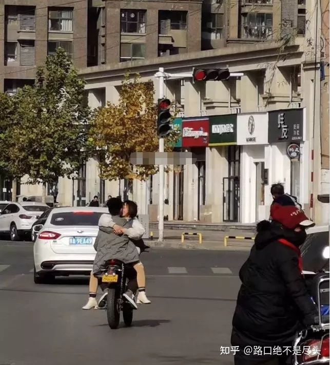 溫州星巴克上演精彩一幕，不雅行為被“現場直播”：別把不要臉，當成性解放！(圖10)