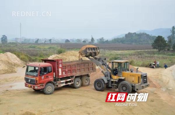 江華縣重拳出擊嚴(yán)打河路口鎮(zhèn)非法采洗砂行為(圖2) 江華縣重拳出擊嚴(yán)打河路口鎮(zhèn)非法采洗砂行為(圖2)