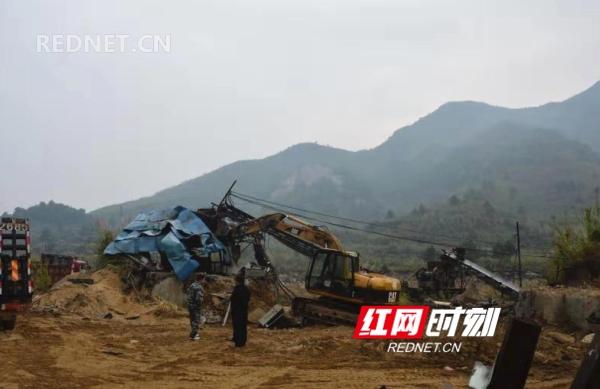 江華縣重拳出擊嚴(yán)打河路口鎮(zhèn)非法采洗砂行為(圖1) 江華縣重拳出擊嚴(yán)打河路口鎮(zhèn)非法采洗砂行為(圖1)