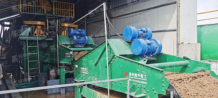 壓裂砂生產線配置直線振動篩沙機(圖1)