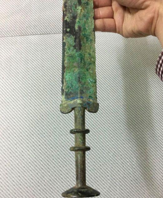 小伙工地篩沙子發(fā)現(xiàn)戰(zhàn)國青銅劍，出價20萬沒賣，決定無償上交國家(圖9)