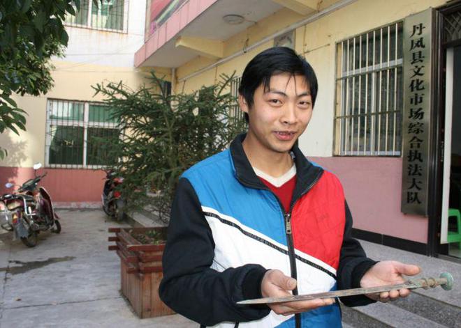 小伙工地篩沙子發(fā)現(xiàn)戰(zhàn)國青銅劍，出價20萬沒賣，決定無償上交國家(圖8)