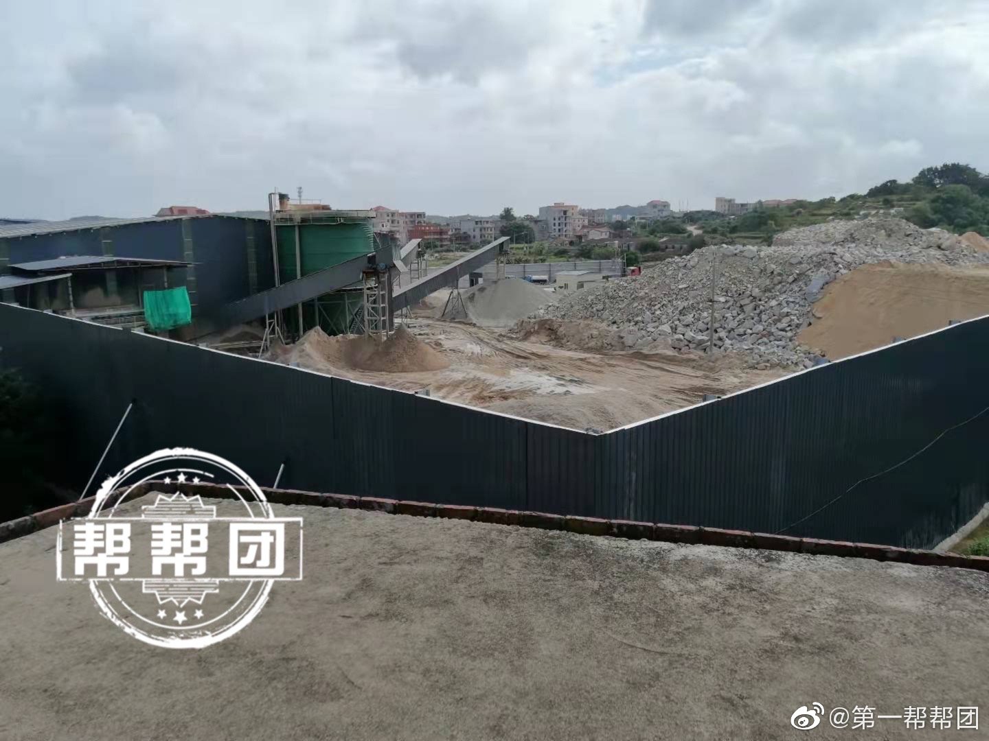 石子加工廠噪音擾民又污染環(huán)境，環(huán)境部門現(xiàn)場(chǎng)叫停！(圖2)