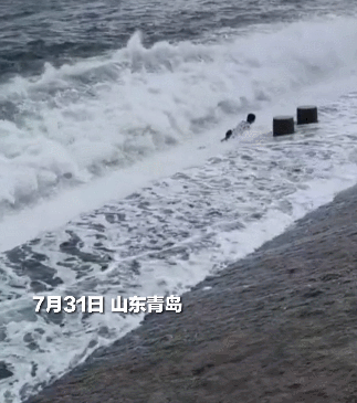 痛心！青島海邊倆小伙被海浪卷走！一人遺體已被找到……(圖1)