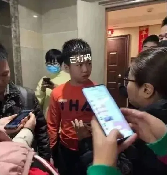 沈陽14歲少女下體被塞水瓶,全裸強暴視頻被傳上網(wǎng):現(xiàn)在的孩子們怎么了?(圖10) 沈陽14歲少女下體被塞水瓶,全裸強暴視頻被傳上網(wǎng):現(xiàn)在的孩子們怎么了?(圖10)